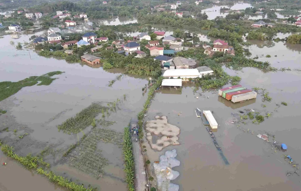 Xã Tiên Lục (tỉnh Bắc Ninh) vẫn còn hàng trăm hộ dân bị ngập. Ảnh: BÁO LAO ĐỘNG IMG_3542.jpeg