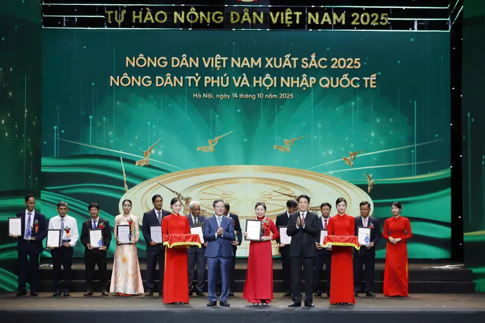 Chủ tịch nước Lương Cường và Chủ tịch Trung ương Hội Nông dân Việt Nam Lương Quốc Đoàn trao tặng danh hiệu cho những nông dân xuất sắc IMG_3576.jpeg