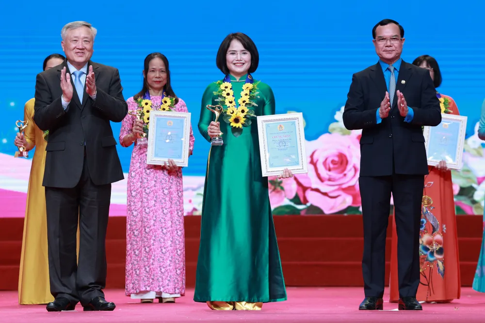 Phó Thủ tướng Thường trực Nguyễn Hòa Bình và Chủ tịch Tổng Liên đoàn Lao động Việt Nam Nguyễn Đình Khang trao giải thưởng cho những nữ công đoàn xuất sắc 23d6fe70716dde900df12b7f2d77c749.jpeg