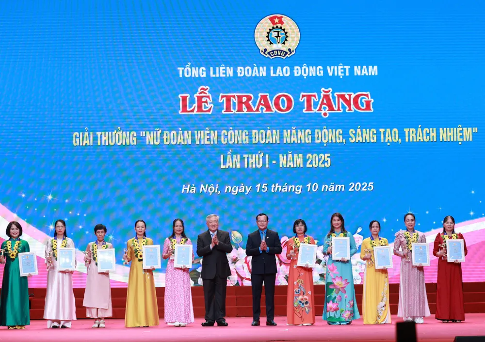 Giải thưởng tôn vinh phụ nữ công đoàn trong thời đại mới