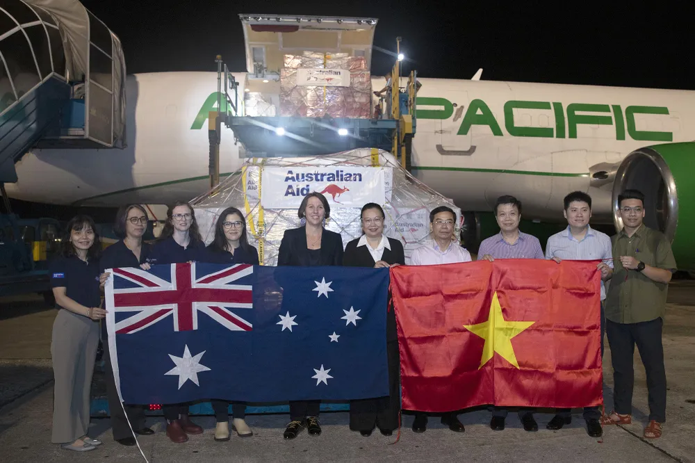 Đại diện 3 bên gồm Đại sứ quán Australia tại Việt Nam, Bộ Nông nghiệp và Môi trường Việt Nam và tỉnh Bắc Ninh trao nhận lô hàng viện trợ từ Australia IMG_3580.jpeg
