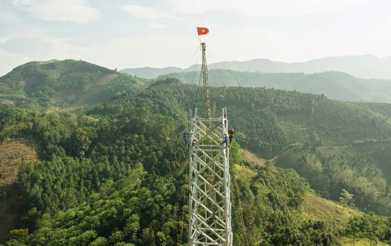 Công nhân điện lực thi công đường dây 500kV Lào Cai - Vĩnh Yên hồi tháng 5-2025. Ảnh: CAO CƯỜNG/EVN IMG_3744.jpeg