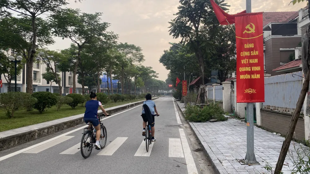 Hà Nội sáng sớm 18-10, trời mát. Ảnh: PHÚC HẬU IMG_3754.jpeg