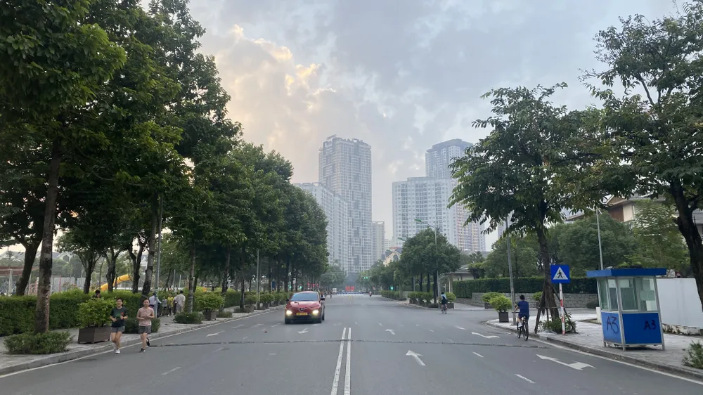 Hà Nội sáng sớm 18-10 không có sương mù như ngày 17-10 nhưng sắp đón không khí lạnh. Ảnh: PHÚC HẬU IMG_3757.jpeg