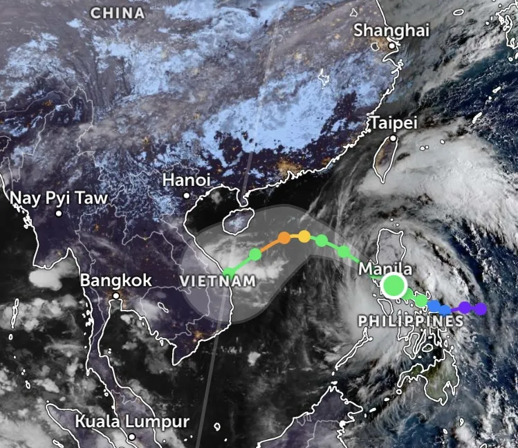 Ảnh vệ tinh bão Fengshen và khối không khí lạnh đang di chuyển xuống phía Nam, lúc 6 giờ sáng nay 19-10. Nguồn: Z.E IMG_3778.jpeg