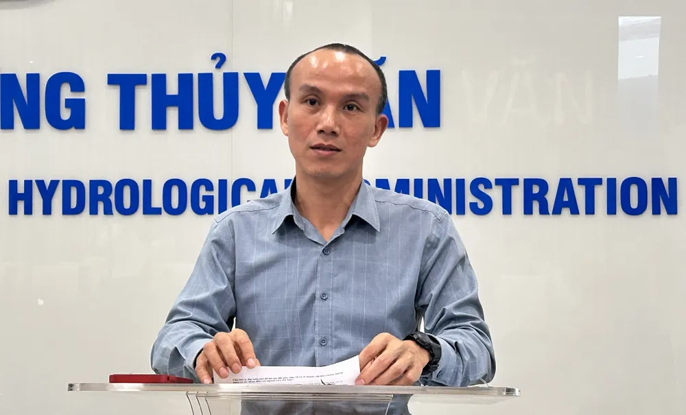TS Hoàng Phúc Lâm trả lời câu hỏi của báo chí về bão số 12 chiều 20-10 32d9b1d48c47b19838b79848f76e294d.jpeg