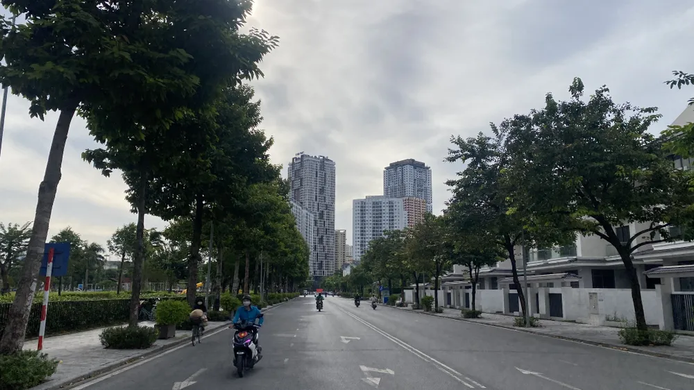 Hà Nội sáng nay lạnh rõ rệt, nhiệt độ lúc 7 giờ còn 20 độ C. Ảnh: PHÚC HẬU IMG_3816.jpeg