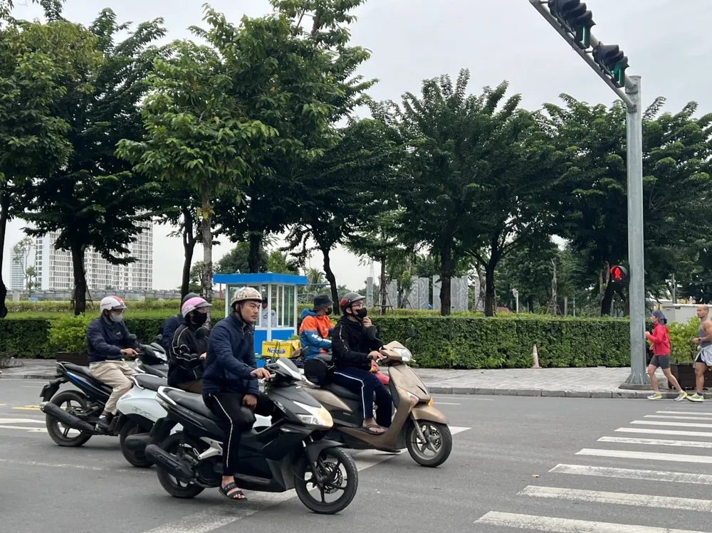 Người dân ở Hà Nội đi làm trong áo rét dày đầu mùa, sáng 24-10. Ảnh: PHÚC HẬU 1J89Q6DJ9_70AQ71.jpeg