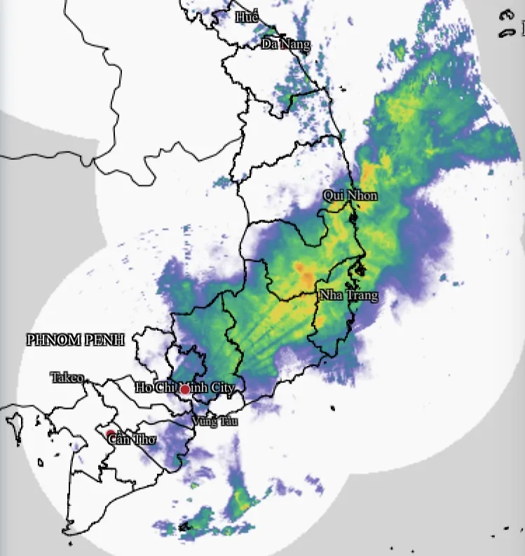 Ảnh radar thời tiết lúc 8 giờ sáng nay 25-10 với một dải mây ẩm khổng lồ đang quét từ biển vào Nam Trung bộ, Đông Nam bộ và Tây Nguyên IMG_3870.jpeg