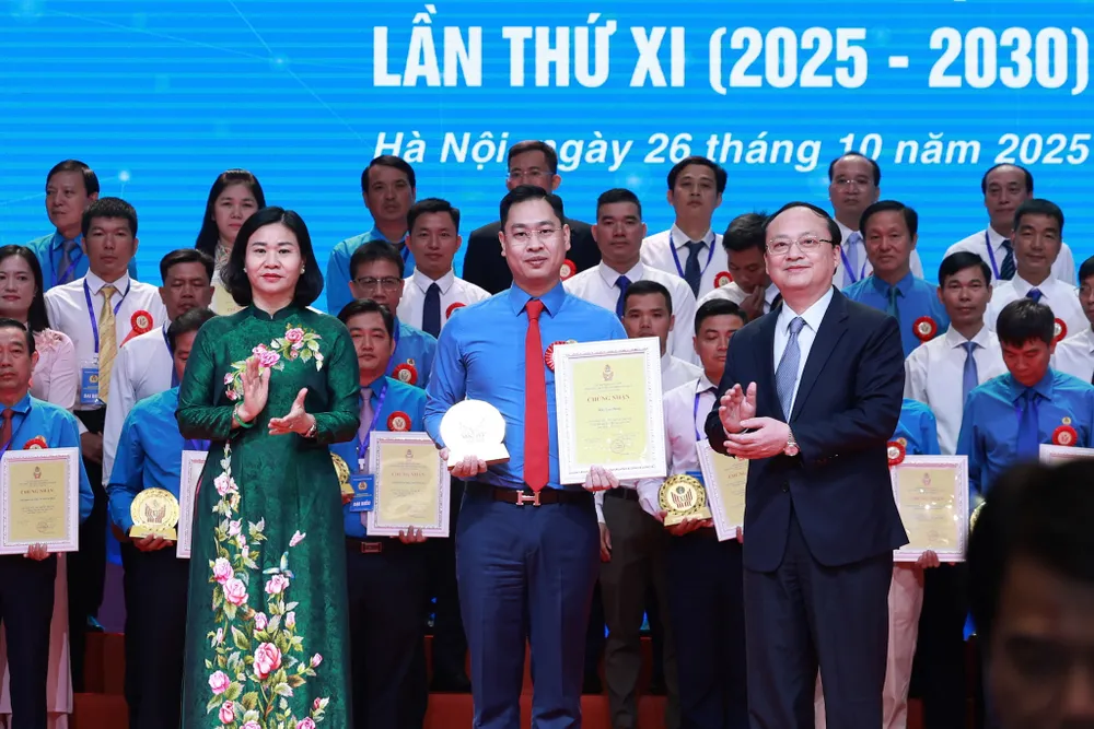 Các cá nhân, tập thể được tuyên dương tại đại hội sáng 26-10 94f6652e4acdb6ccec68507be4fb0d93.jpeg