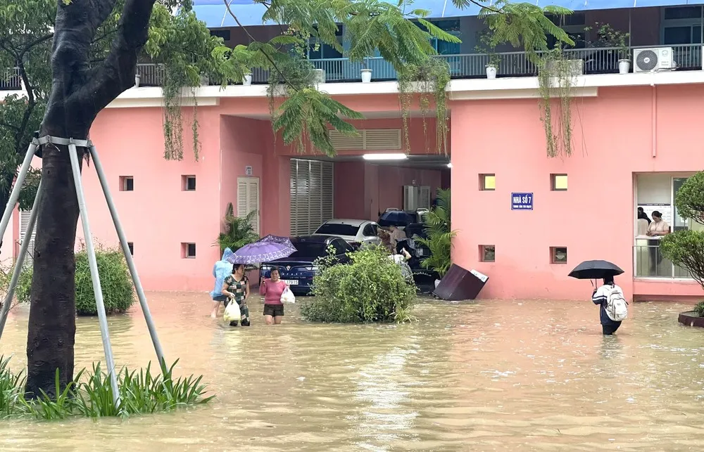 Lũ vây Bệnh viện Trung ương Huế