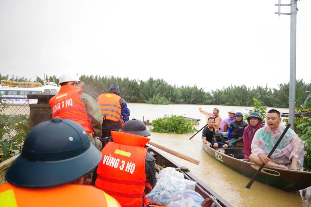 Nhiều nơi ngập sâu ở phường Hội An, phường Phú Xuân (Đà Nẵng), lực lượng Bộ đội Hải quân phải dùng xuồng tiếp cận người dân. Ảnh minh họa IMG_3959.jpeg