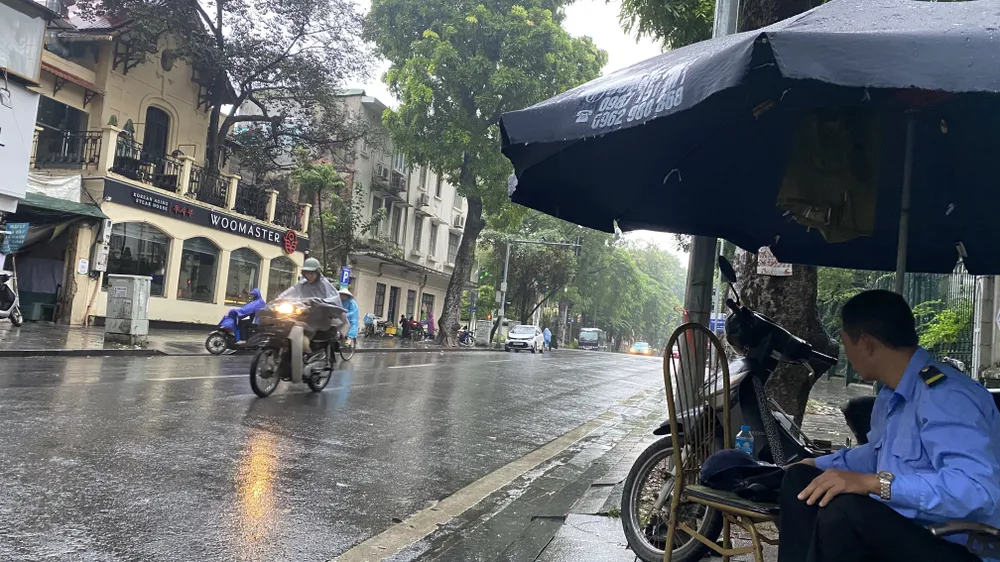 Hà Nội mưa rả rích suốt đêm đến sáng 31-10 do không khí lạnh tràn xuống. Ảnh: PHÚC HẬU IMG_3975.jpeg