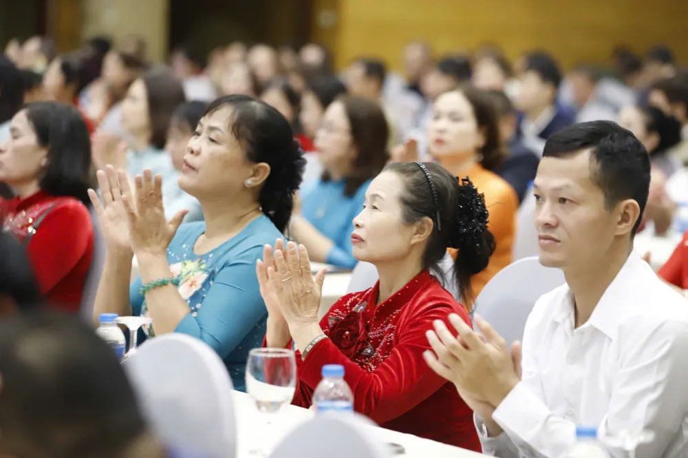 Các đại biểu và nông dân dự diễn đàn sáng 2-11 IMG_4014.jpeg