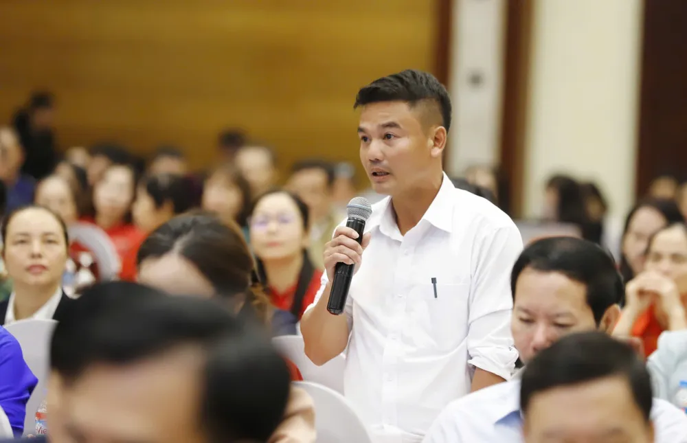 Nông dân Phạm Văn Hướng nêu câu hỏi IMG_4016.jpeg