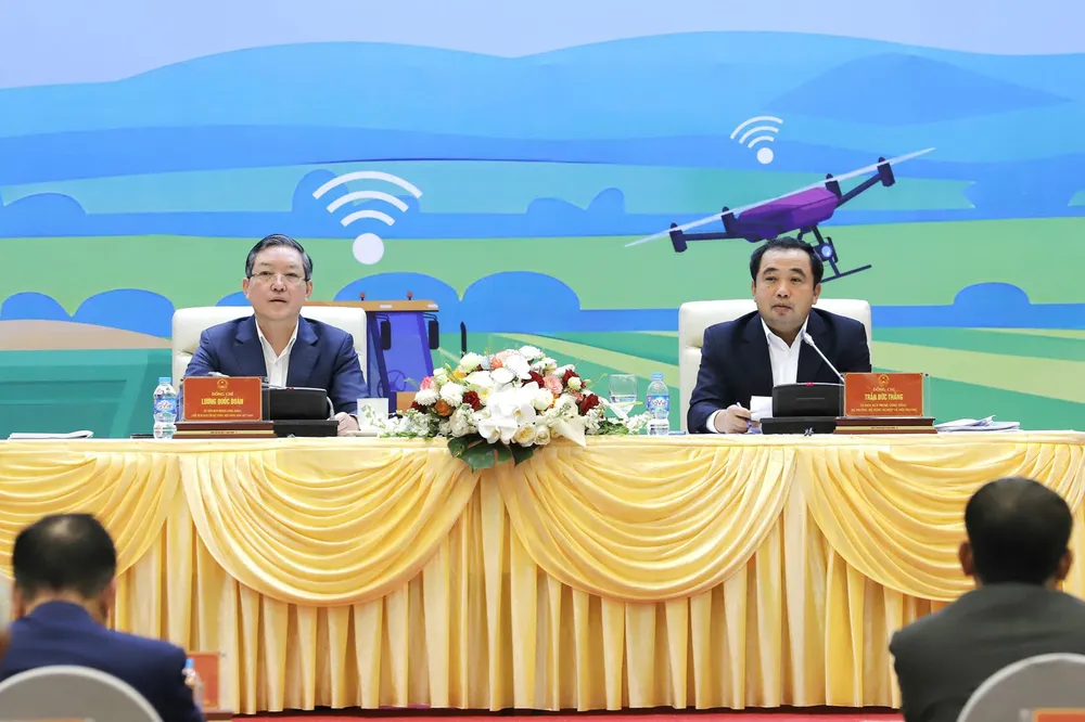 Chủ tịch Trung ương Hội Nông dân Việt Nam (bên trái) và Bộ trưởng Bộ Nông nghiệp và Môi trường (bên phải) trả lời các ý kiến của nông dân tại diễn đàn IMG_4020.jpeg