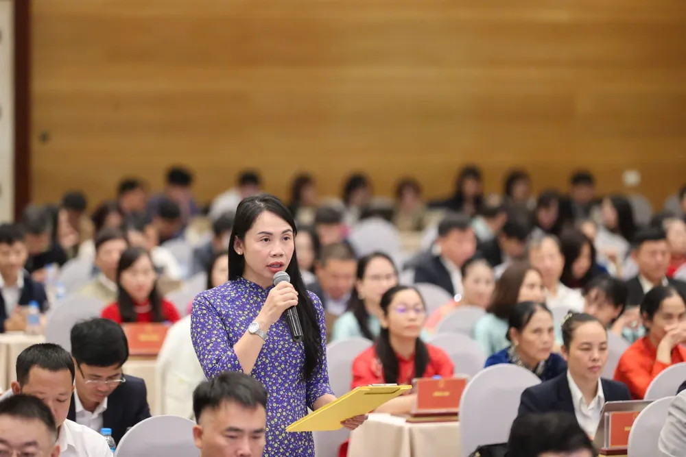 Bà Đỗ Thị Thúy Hà nêu câu hỏi IMG_4021.jpeg