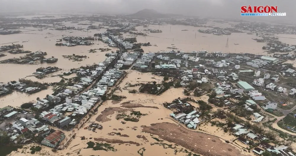 Đến tối 18-11: Còn hàng ngàn ngôi nhà bị ngập do mưa lũ ở miền Trung 
