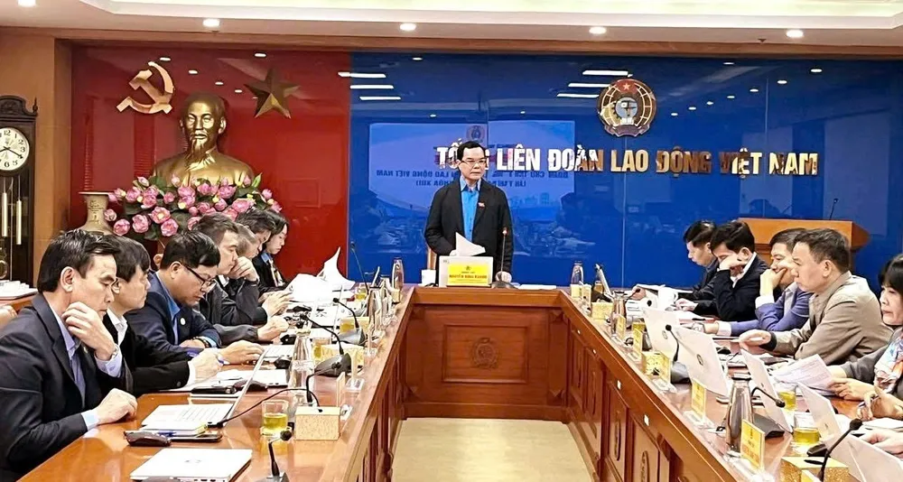 베트남 노동총연맹(VLT)의 응우옌딘캉(Nguyen Dinh Khang) 위원장이 11월 20일 오전 회의를 주재했습니다. 사진: VIET LAM IMG_4369.jpeg