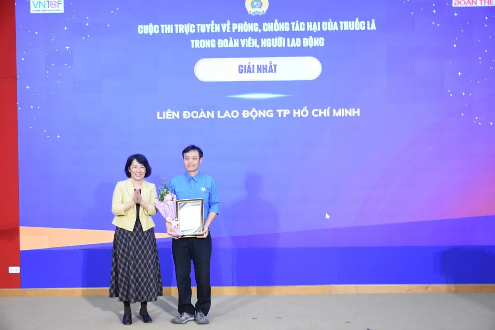 Comitetul de organizare a acordat primul premiu colectiv reprezentantului Federației Muncii din orașul Ho Și Min. IMG_4462.jpeg