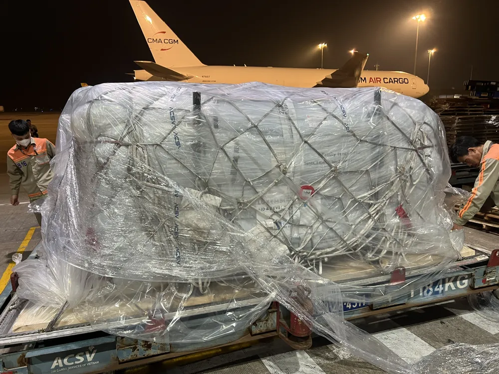 Penghantaran itu dihantar dari Luxembourg ke lapangan terbang Noi Bai (Hanoi) untuk memberikan bantuan kepada penduduk di wilayah Dak Lak. Foto: JABATAN POLIS DAN PERDAGANGAN IMG_4470.jpeg