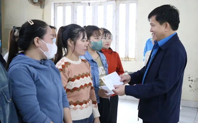 Ông Nguyễn Xuân Hùng, Phó Chủ tịch Tổng LĐLĐ Việt Nam trao quà cho người lao động bị ảnh hưởng bởi mưa lũ tại tỉnh Quảng Trị. Ảnh: HƯNG THƠ - LĐLĐ TỈNH QUẢNG TRỊ