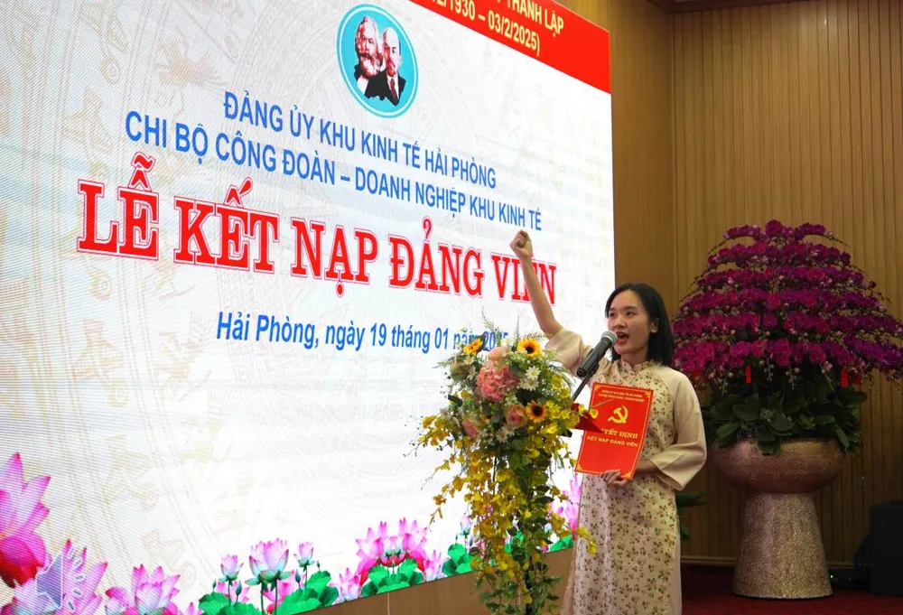 Chi bộ Công đoàn - Doanh nghiệp thuộc Đảng bộ Khu kinh tế Hải Phòng tổ chức lễ kết nạp Đảng cho 40 cán bộ công đoàn, công nhân lao động ưu tú. Ảnh: MAI DUNG/LĐ
