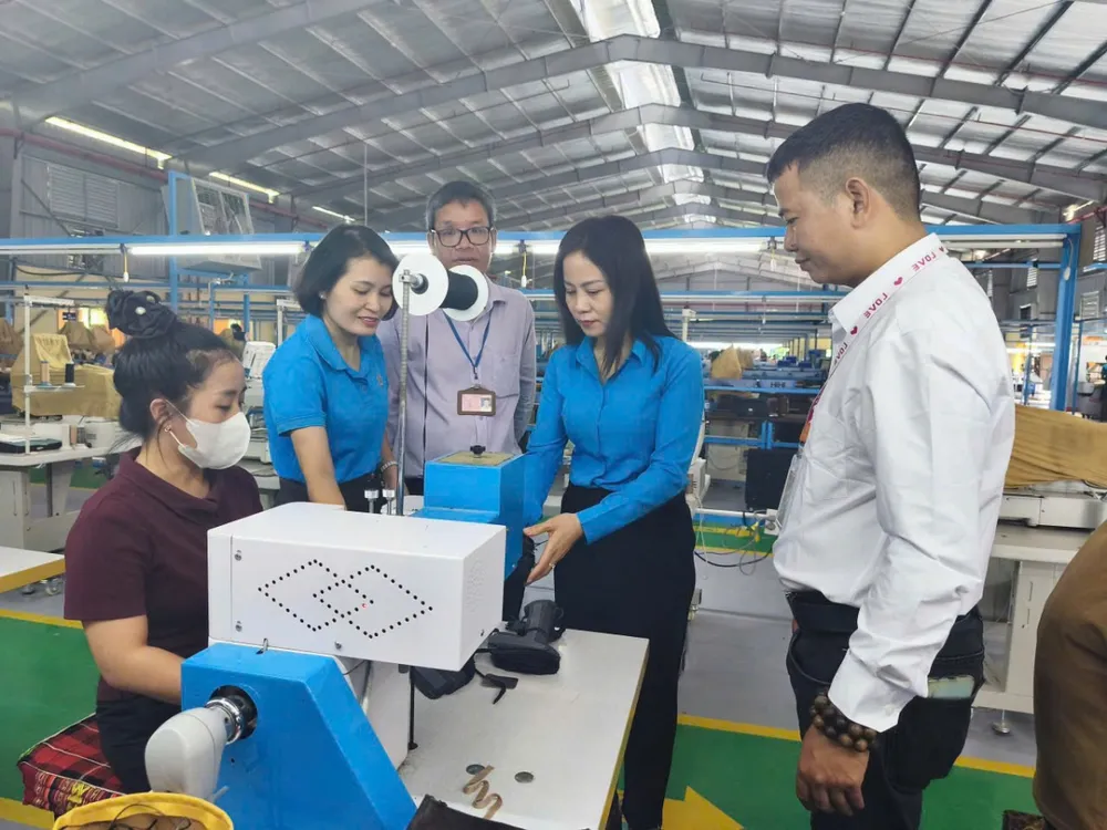 Dna Thai Thi Mai, vicepreședinta Uniunii Muncitorilor din Provincia Son La (a doua din dreapta), vizitează și se interesează de bunăstarea lucrătorilor din provincia Son La. IMG_4839.jpeg