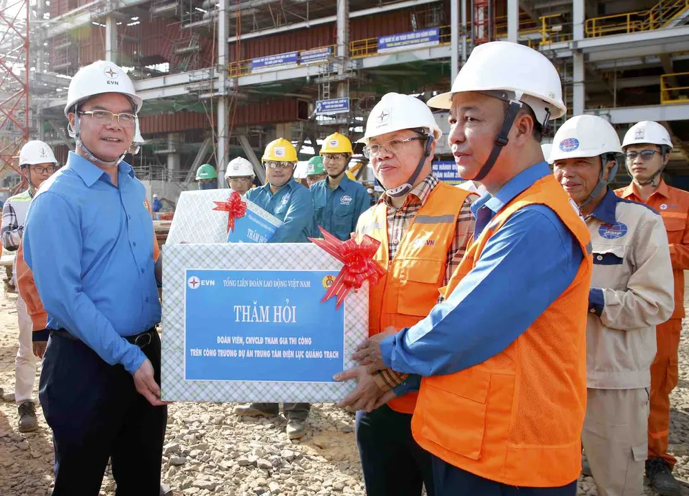 De voorzitter van de Vietnamese Algemene Confederatie van Arbeid, Nguyen Dinh Khang, bezoekt de arbeiders die werken aan het energiecentraleproject in Quang Trach. IMG_4896.jpeg