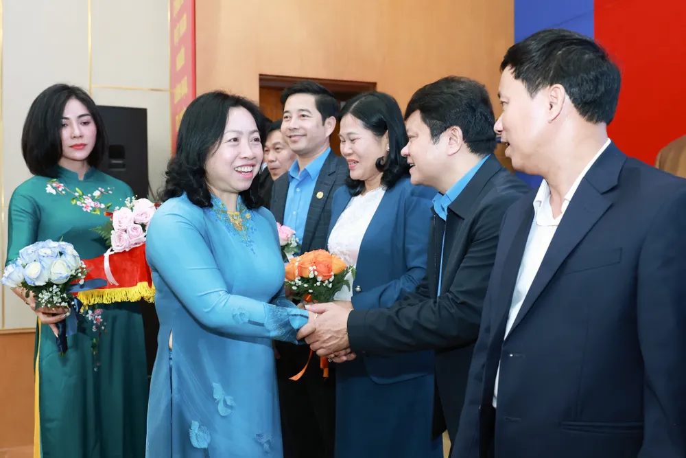 Bà Thái Thu Xương chúc mừng các đại biểu dự Hội nghị BCH Tổng Liên đoàn Lao động Việt Nam lần thứ 8 (tháng 12-2025). Ảnh: HẢI NGUYỄN