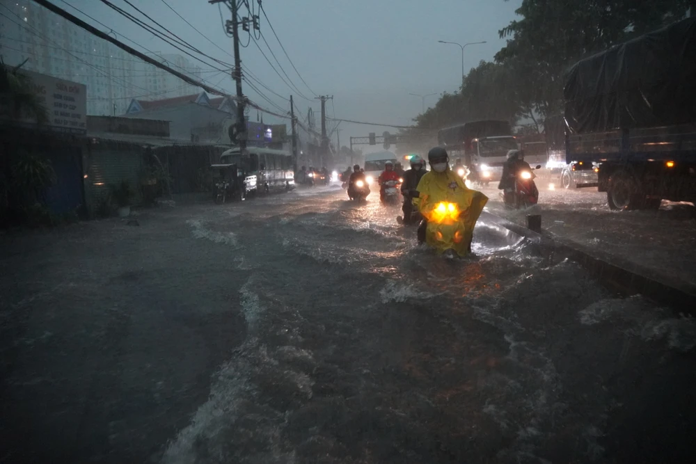Nước ngập gần hết bánh xe, người dân di chuyển vô cùng khó khăn TN_08615.JPG