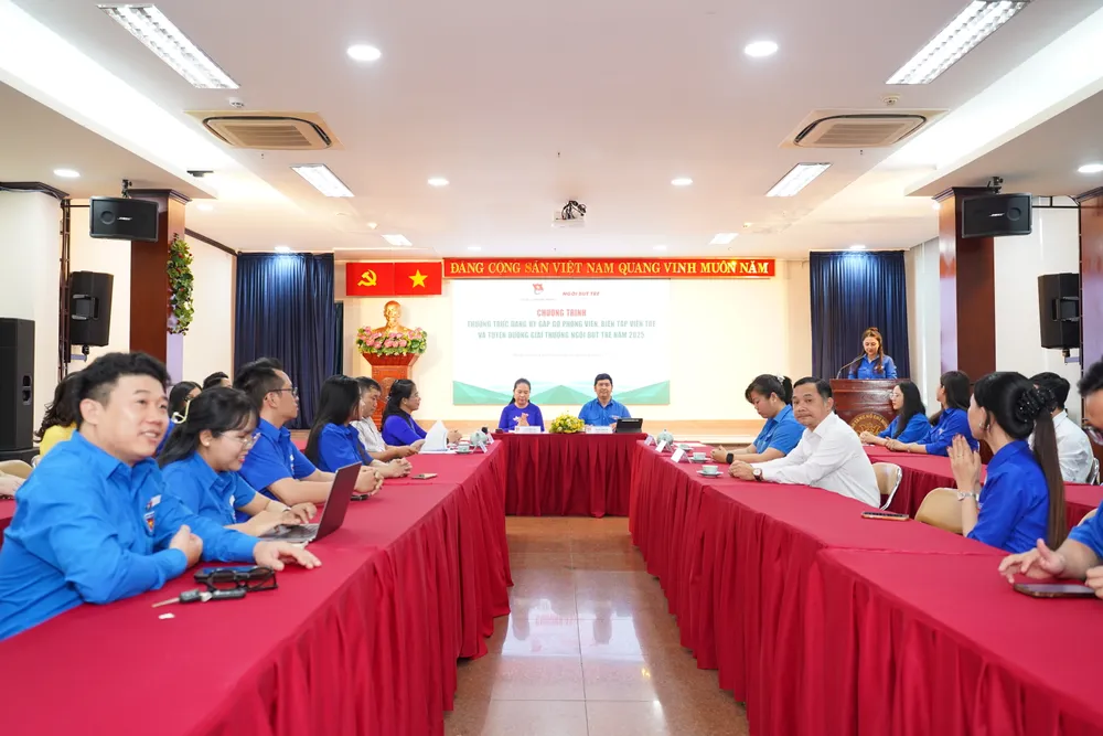 Không khí gần gũi, thân tình tại buổi gặp BQH09626.JPG