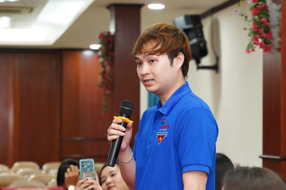 Anh Phạm Thiên Phúc phát biểu BQH09669.JPG
