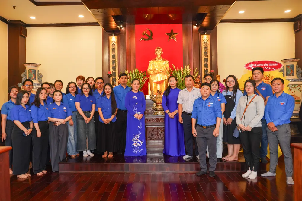 Các đại biểu dâng hương và chụp ảnh lưu niệm tại phòng thờ Chủ tịch Hồ Chí Minh IMG_7729.JPG
