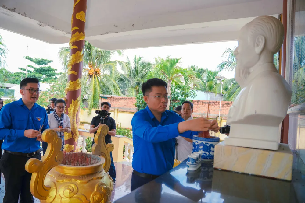 สหายเหงียน ดัง กัว รองเลขาธิการ ประธานคณะกรรมการตรวจสอบสหภาพเยาวชนนครโฮจิมินห์ ถวายธูปเทียนแด่วีรชนผู้พลีชีพ TN_09530.jpg