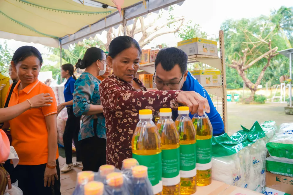 ประชาชนสามารถเข้าถึงสินค้าในราคาพิเศษ สินค้าจำเป็นได้รับส่วนลด 10-15% และมีผลิตภัณฑ์อื่นๆ ที่น่าสนใจเพื่อแนะนำให้กับผู้คน ขณะเดียวกันก็มีสินค้าเวียดนามราคาถูกให้กับผู้บริโภคอีกด้วย TN_09542.jpg