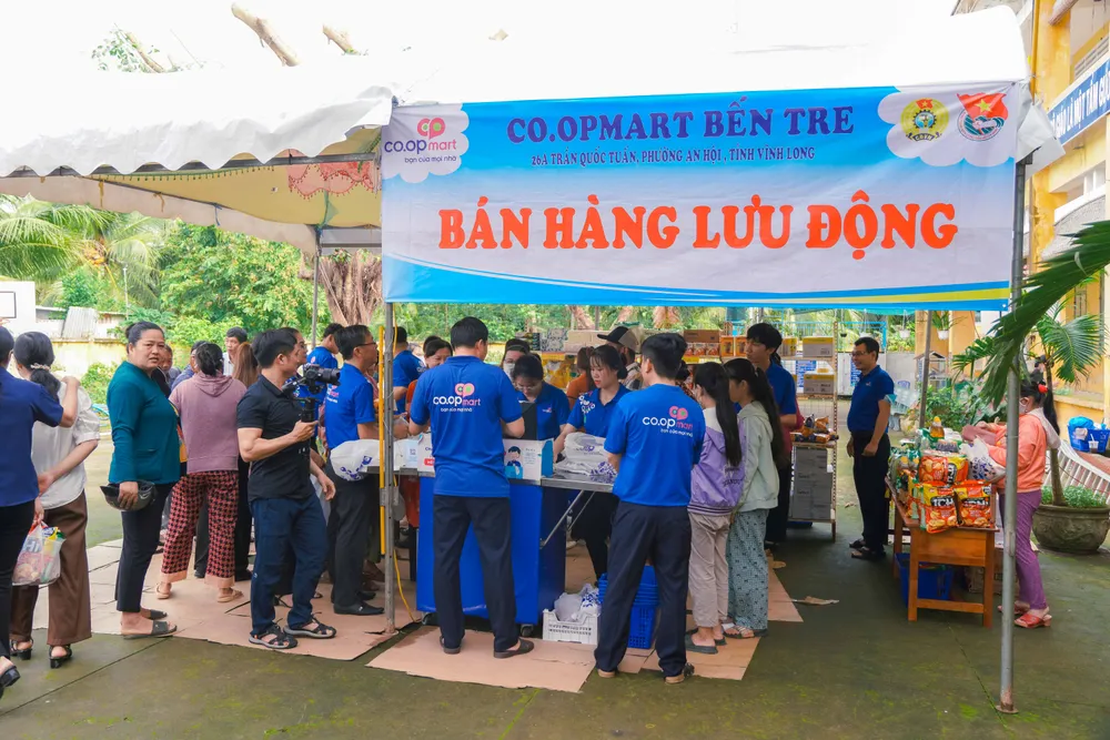 ผู้คนจับจ่ายสินค้าที่บูธแสดงสินค้าและบูธขายของเคลื่อนที่ TN_09543.jpg