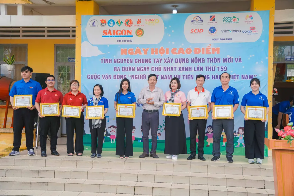 นายทราน เซือง ถวน เลขาธิการพรรค ประธานสภาประชาชนตำบลเฟื้อกลอง ผู้แทนรัฐบาลท้องถิ่น มอบจดหมายขอบคุณหน่วยงานต่างๆ TN_09558.jpg