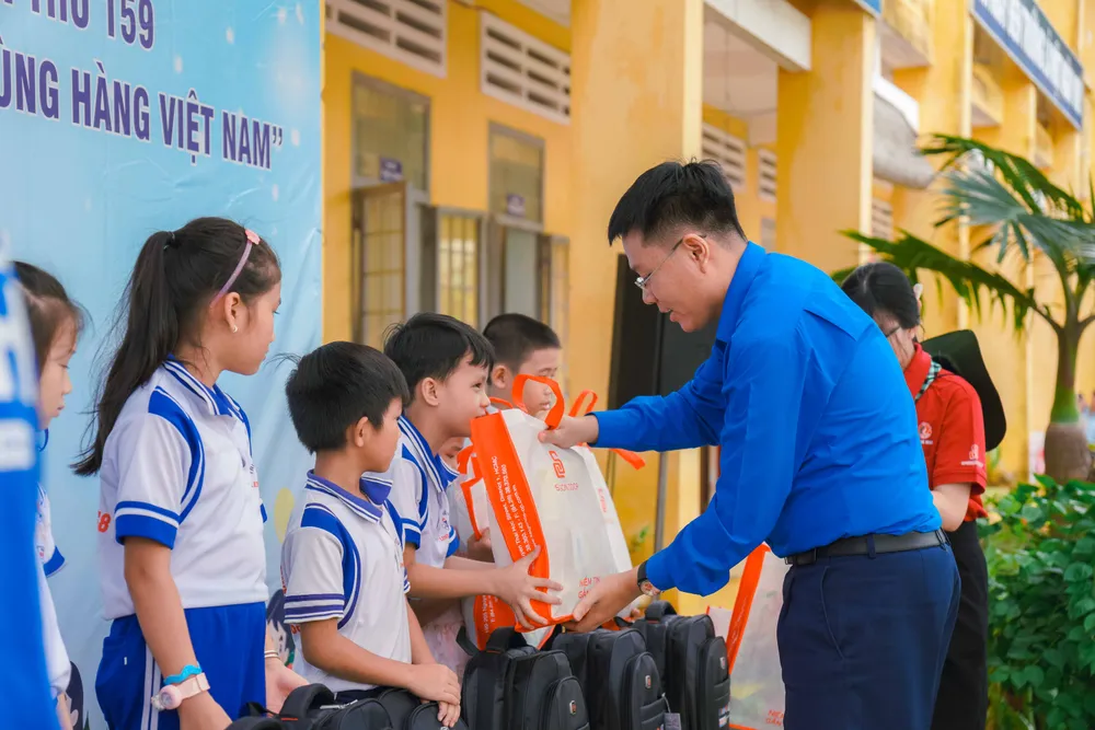 สหายเหงียนดังคัว รองเลขาธิการ ประธานคณะกรรมการตรวจสอบสหภาพเยาวชนเมือง มอบของขวัญให้กับเด็กๆ ที่อยู่ในสภาวะยากลำบากแต่สามารถเอาชนะความยากลำบากเพื่อเรียนหนังสือได้ดี TN_09581.jpg