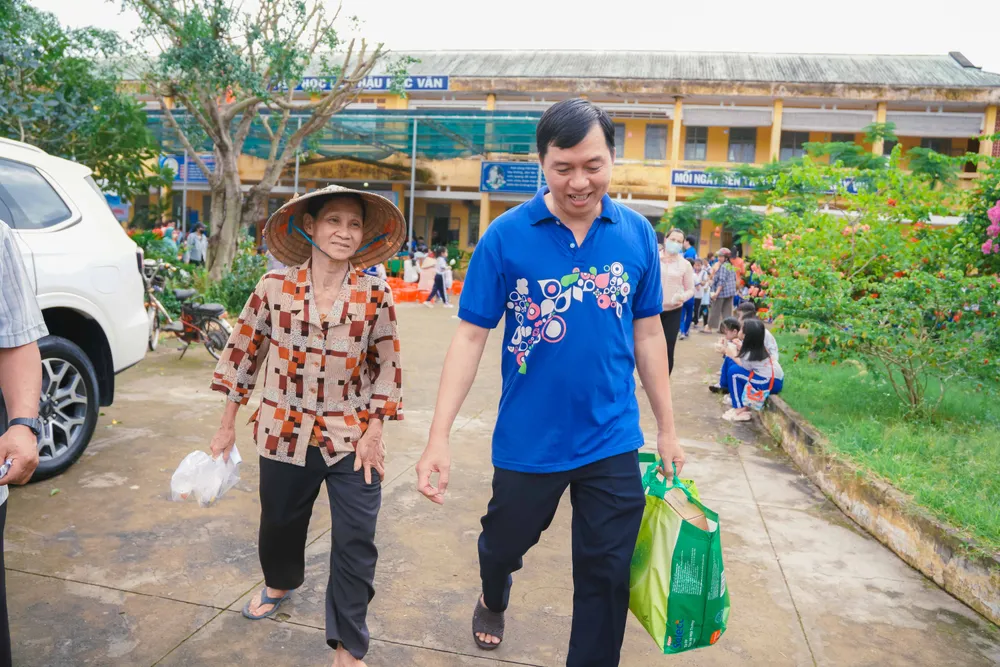 คณะกรรมการจัดงานนำของขวัญมาติดรถเพื่อช่วยเหลือผู้ที่มีปัญหาในการเดินทาง TN_09619.jpg