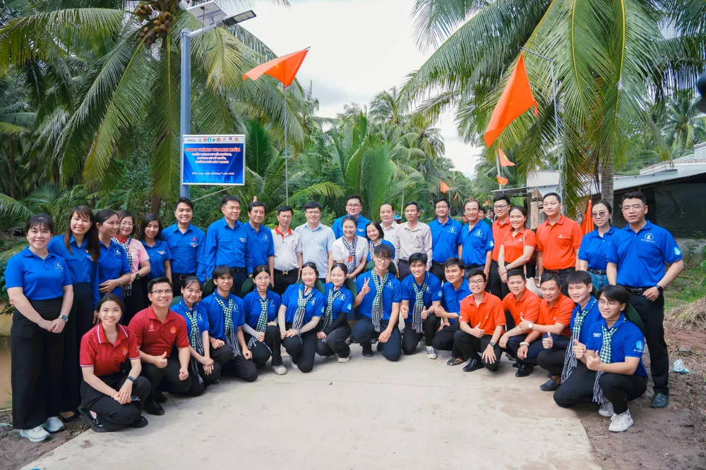 สมาชิกสหภาพเยาวชนที่ร่วมรณรงค์ถ่ายรูปเป็นที่ระลึกร่วมกับผู้นำรัฐบาลท้องถิ่น TN_09690.jpg