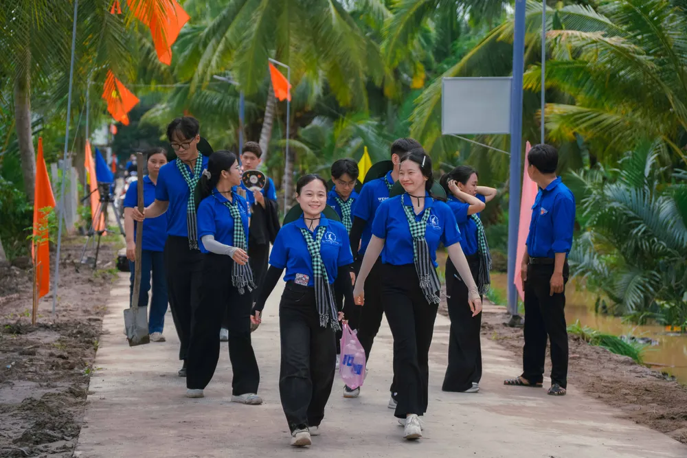 ถนนที่เรียงรายด้วยธงพร้อมระบบไฟโซล่าเซลล์เริ่มใช้งานอย่างเป็นทางการ TN_09706.jpg