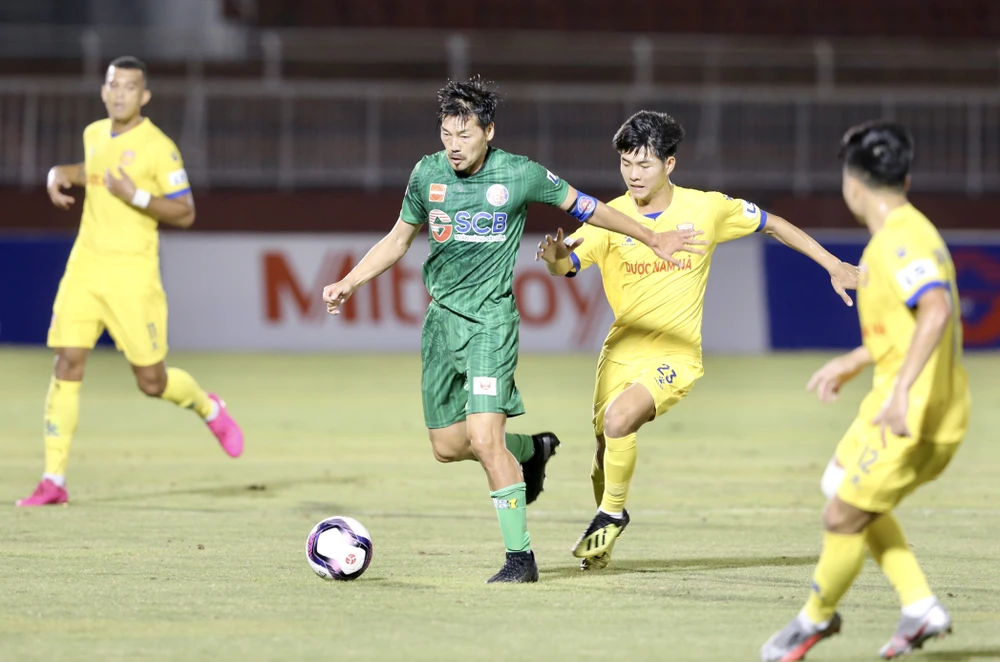 CLB Sài Gòn (áo xanh) tiếp tục thua trận ở vòng 6 LS V-League. Ảnh: DŨNG PHƯƠNG