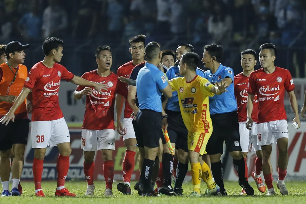 Trọng tài lại trở thành vấn đề của V-League 2021. Ảnh: MINH HOÀNG