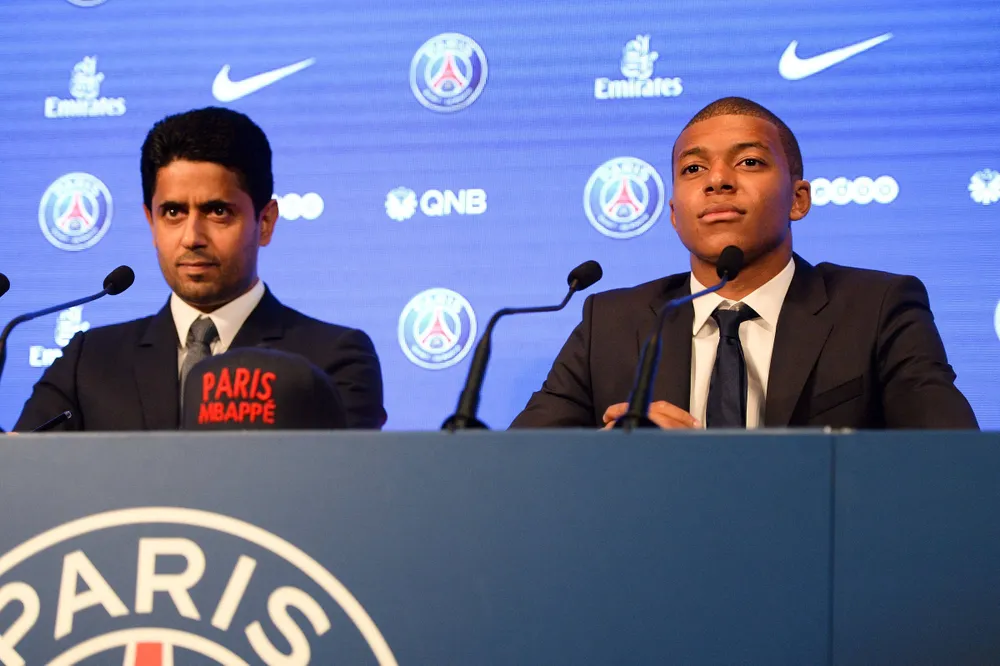Al-Khelafi (trái) và Mbappe trong cuộc họp báo công bố hợp đồng mới giữa hai bên năm 2022.