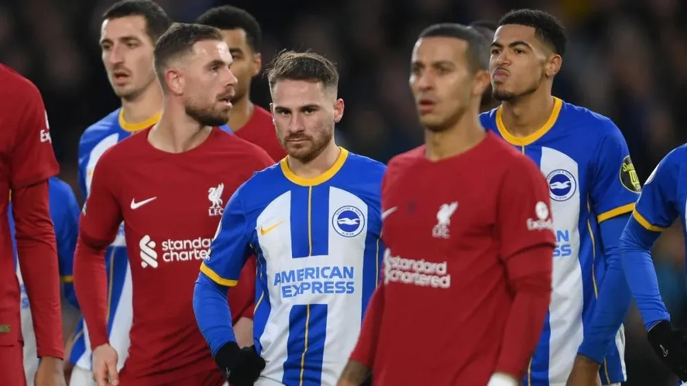 Mac Allister giữa Henderson và Thiago ở mùa giải trước trong 2 màu áo