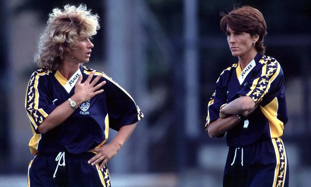 Carolina Morace (trái) có 2 trận dẫn dắt một CLB chuyên nghiệp nam