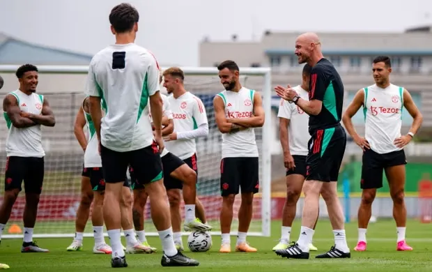 Ten Hag trong buổi tập của Man.United tại Mỹ
