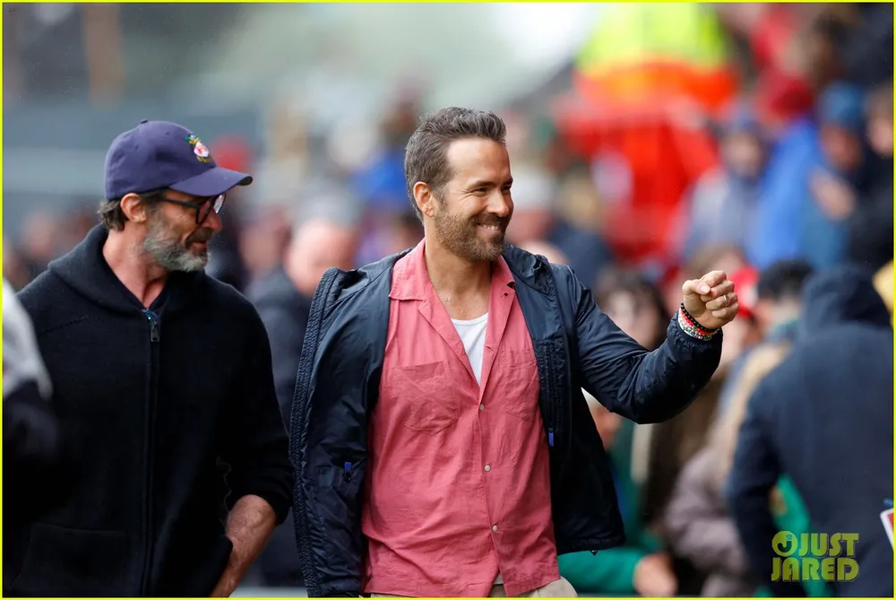 Ryan Reynolds (phải) cùng ngôi sao của loạt phim X-men là Hugh Jackman Ryan Reynolds (phải) cùng ngôi sao của loạt phim X-men là Hugh Jackman