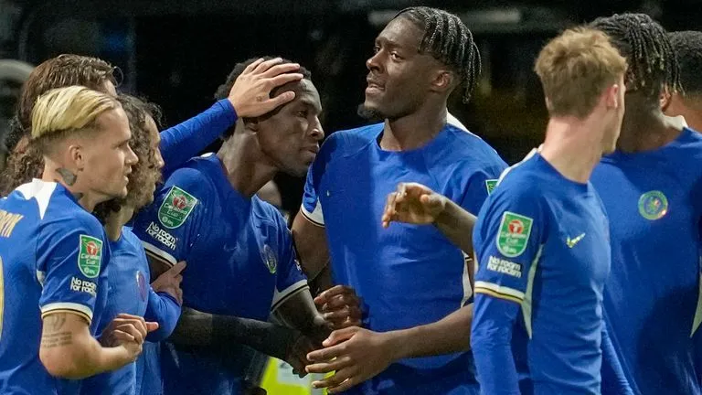 Jackson đang được đồng đội chúc mừng khi ghi bàn duy nhất loại Brighton ở Cúp Liên đoàn Jackson đang được đồng đội chúc mừng khi ghi bàn duy nhất loại Brighton ở Cúp Liên đoàn